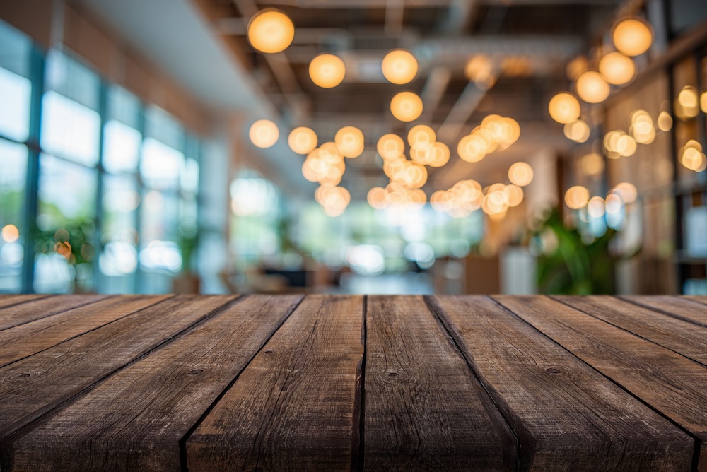 ¿Cuáles son los colores que combinan con la madera oscura?