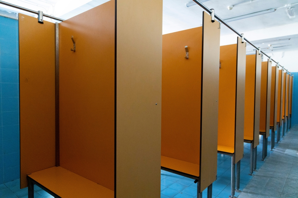 Te explicamos como organizar el vestuario de una piscina